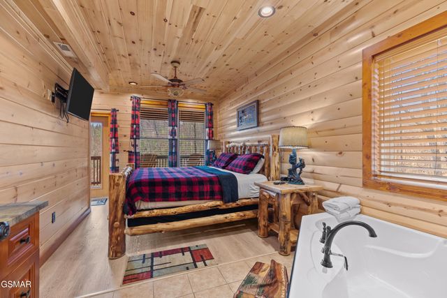 932 Chestnut Drive, Gatlinburg, TN 37738