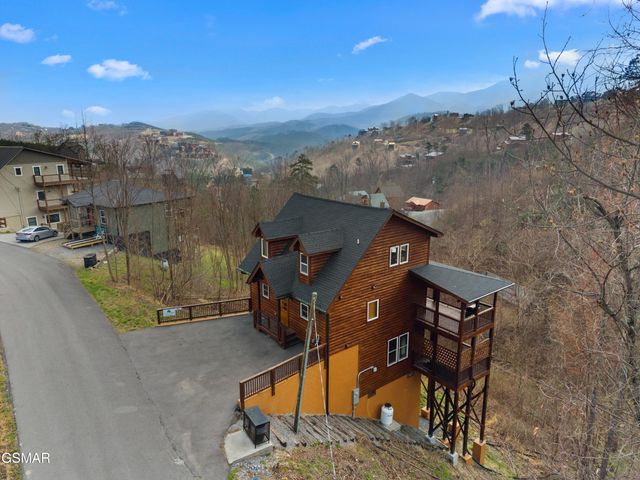 932 Chestnut Drive, Gatlinburg, TN 37738
