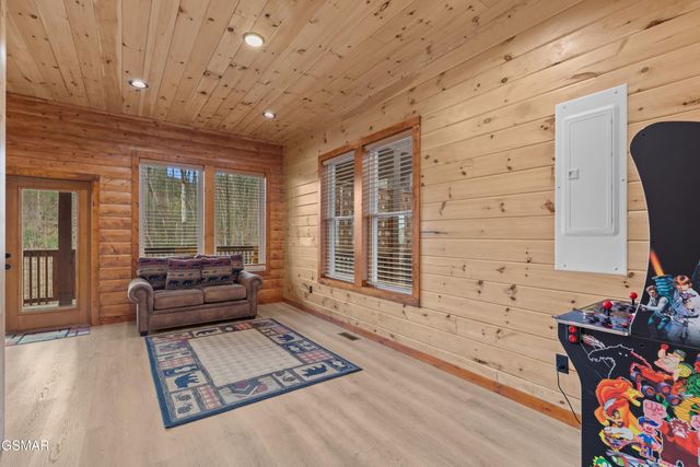 932 Chestnut Drive, Gatlinburg, TN 37738