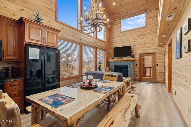 932 Chestnut Drive, Gatlinburg, TN 37738