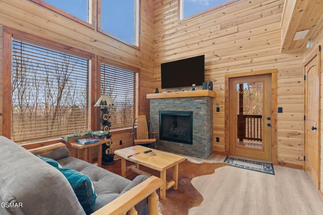 932 Chestnut Drive, Gatlinburg, TN 37738