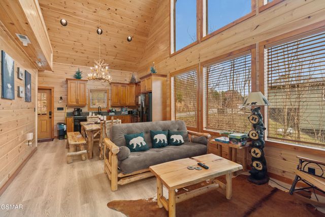 932 Chestnut Drive, Gatlinburg, TN 37738