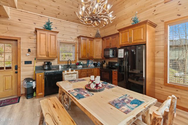 932 Chestnut Drive, Gatlinburg, TN 37738