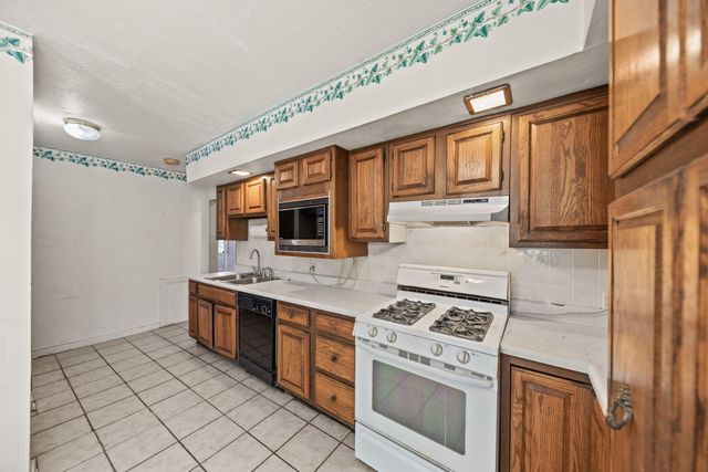 1804 Burlington Beach Road, Valparaiso, IN 46383