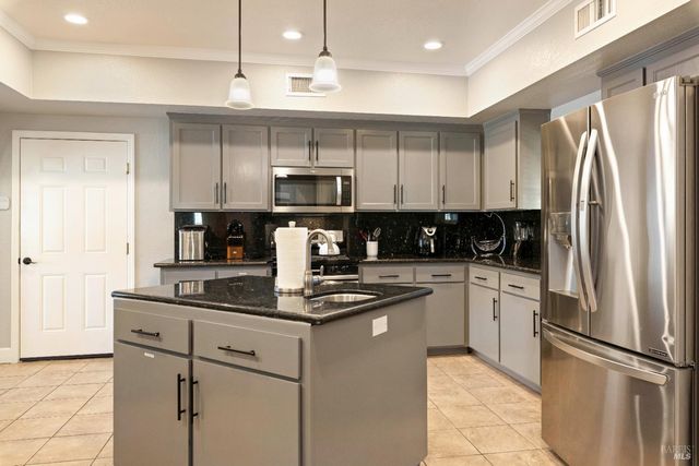 11115 Lakeshore Dr, Clearlake, CA 95424