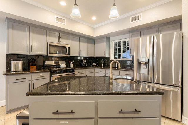 11115 Lakeshore Dr, Clearlake, CA 95424