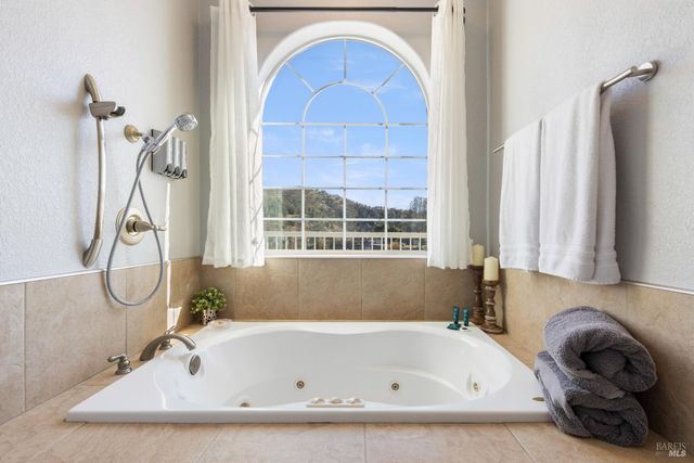 11115 Lakeshore Dr, Clearlake, CA 95424