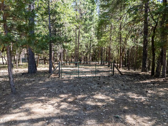 1281 N Pinnon Road, Grants Pass, OR 97526