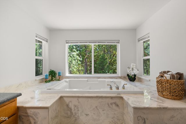1281 N Pinnon Road, Grants Pass, OR 97526