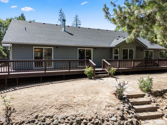 1281 N Pinnon Road, Grants Pass, OR 97526