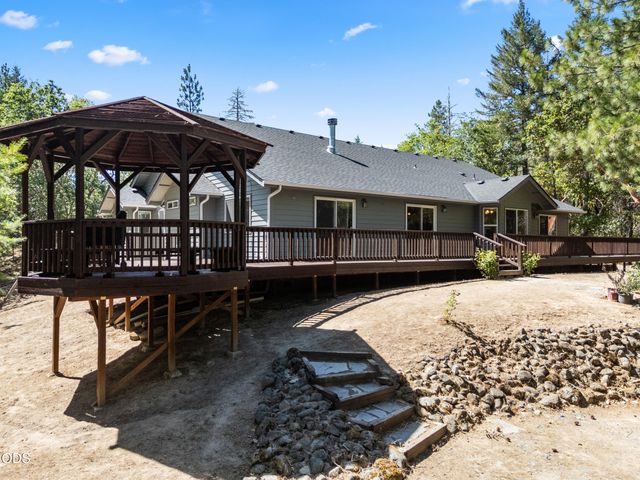 1281 N Pinnon Road, Grants Pass, OR 97526