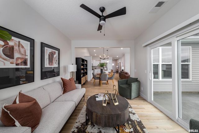 361 E Donahue Street, Eldridge, IA 52748