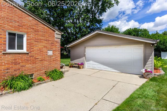 220 Winry Drive, Rochester Hills, MI 48307