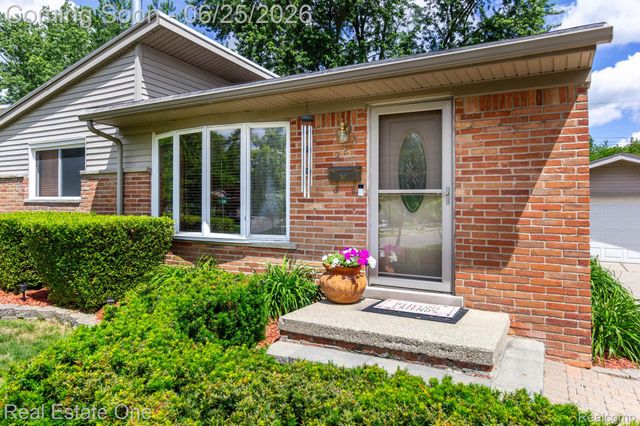 220 Winry Drive, Rochester Hills, MI 48307