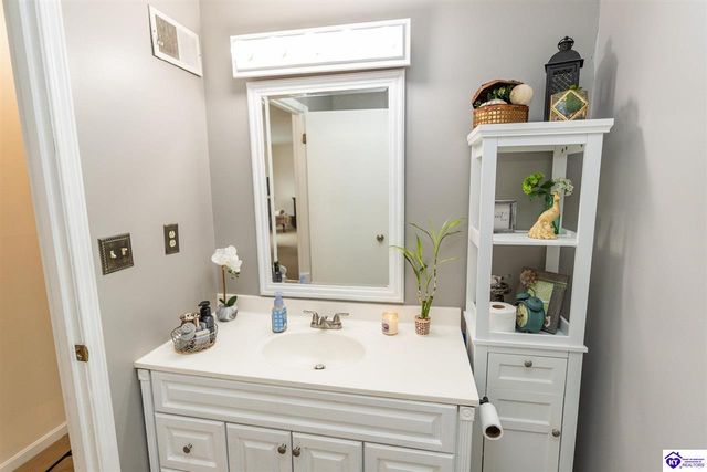 1526 Sanders Lane, Louisville, KY 40216