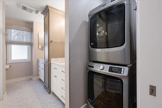 1050-1052 Arrowhead ROAD, Grafton, WI 53024