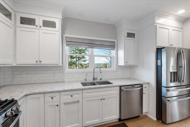 1050-1052 Arrowhead ROAD, Grafton, WI 53024