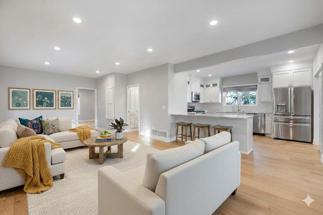 1050-1052 Arrowhead ROAD, Grafton, WI 53024