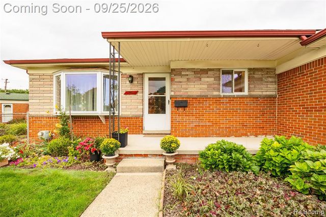 27621 Thomas Avenue, Warren, MI 48092