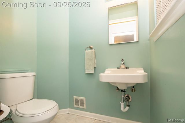 27621 Thomas Avenue, Warren, MI 48092