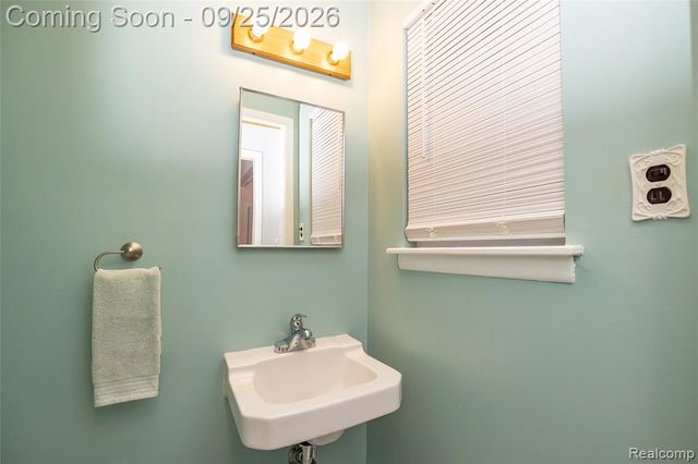 27621 Thomas Avenue, Warren, MI 48092