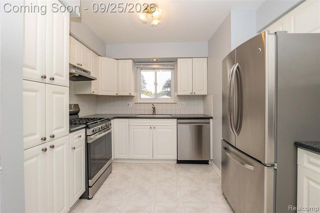 27621 Thomas Avenue, Warren, MI 48092