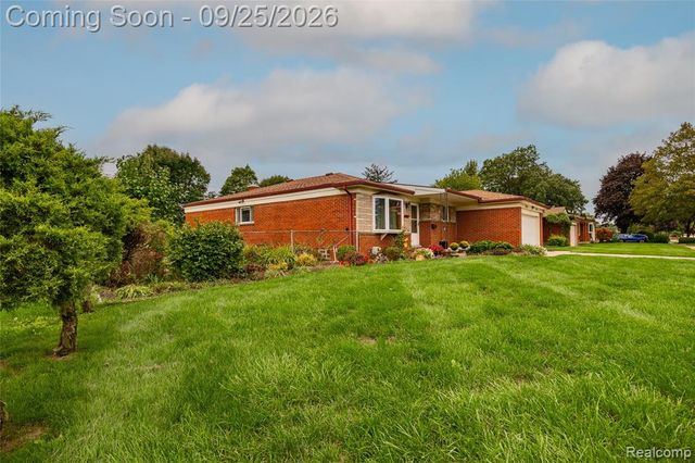 27621 Thomas Avenue, Warren, MI 48092