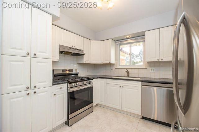 27621 Thomas Avenue, Warren, MI 48092
