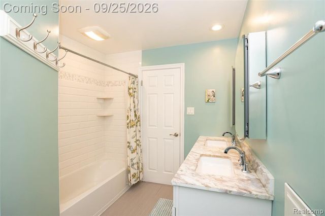 27621 Thomas Avenue, Warren, MI 48092