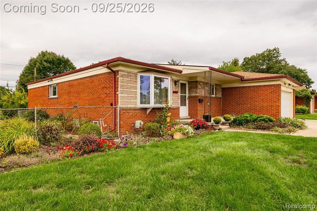 27621 Thomas Avenue, Warren, MI 48092