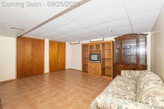 27621 Thomas Avenue, Warren, MI 48092
