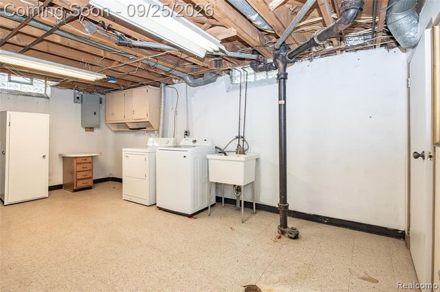 27621 Thomas Avenue, Warren, MI 48092