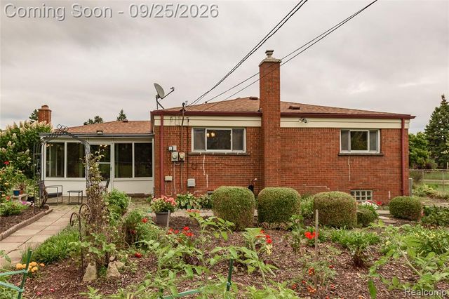 27621 Thomas Avenue, Warren, MI 48092