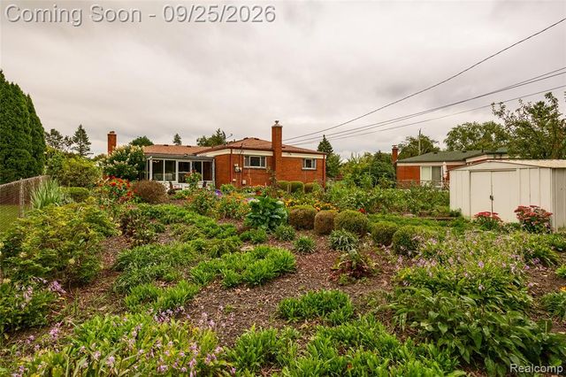 27621 Thomas Avenue, Warren, MI 48092
