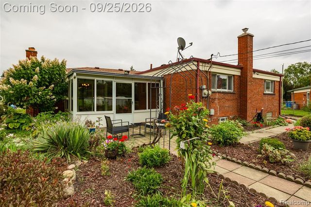27621 Thomas Avenue, Warren, MI 48092