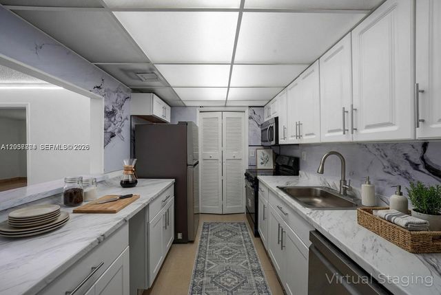 200 Lakeview Drive 101, Weston, FL 33326
