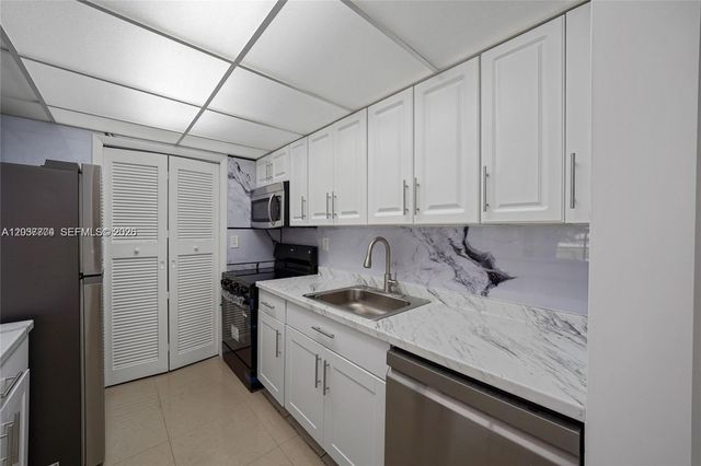 200 Lakeview Drive 101, Weston, FL 33326