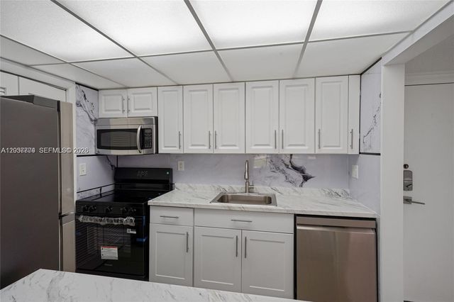 200 Lakeview Drive 101, Weston, FL 33326