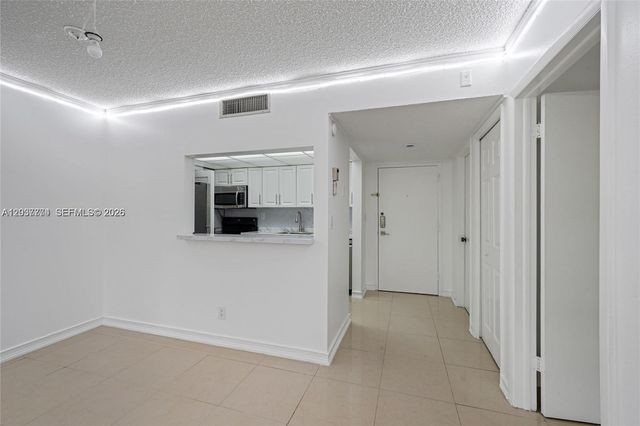 200 Lakeview Drive 101, Weston, FL 33326