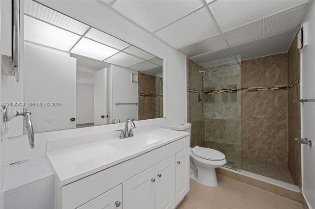 200 Lakeview Drive 101, Weston, FL 33326