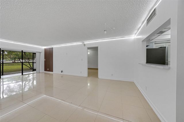 200 Lakeview Drive 101, Weston, FL 33326