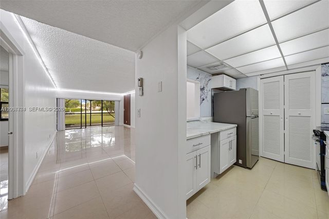 200 Lakeview Drive 101, Weston, FL 33326