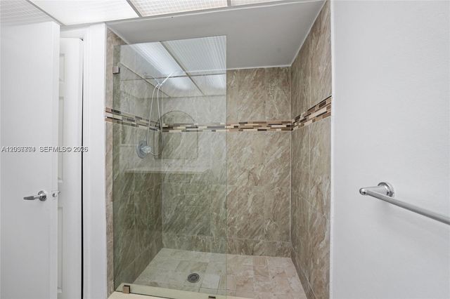 200 Lakeview Drive 101, Weston, FL 33326