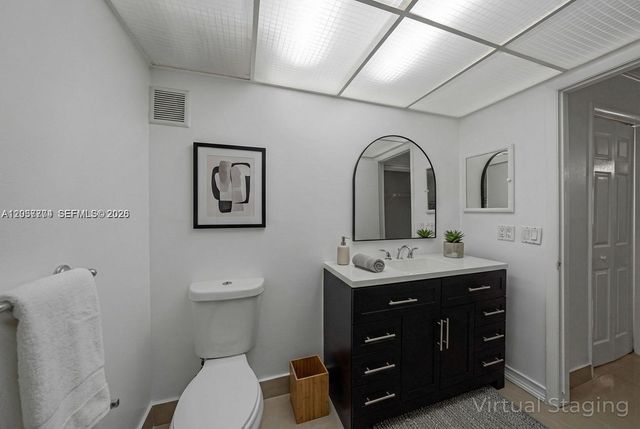 200 Lakeview Drive 101, Weston, FL 33326
