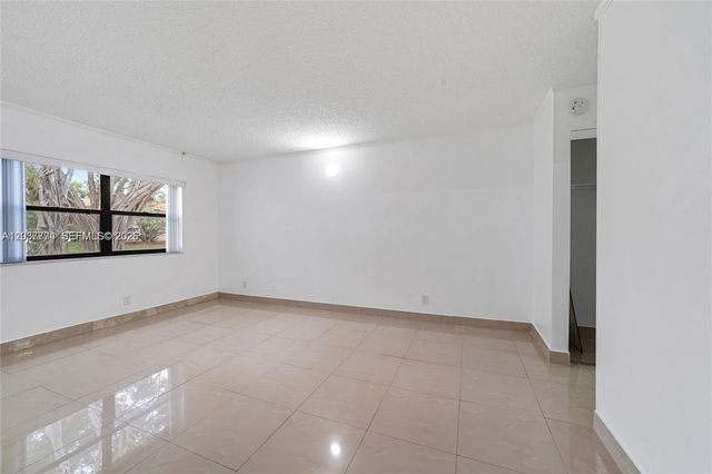 200 Lakeview Drive 101, Weston, FL 33326