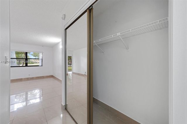 200 Lakeview Drive 101, Weston, FL 33326