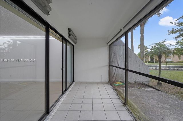 200 Lakeview Drive 101, Weston, FL 33326