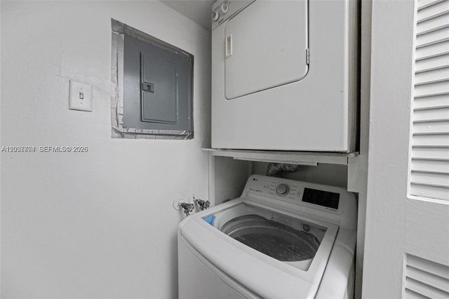 200 Lakeview Drive 101, Weston, FL 33326