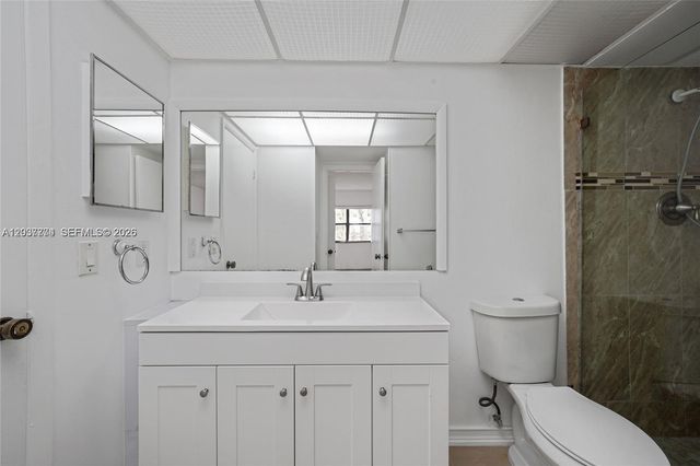 200 Lakeview Drive 101, Weston, FL 33326