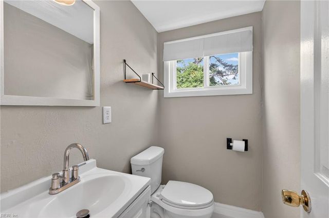 32 Lancaster TER, Hampton, VA 23666